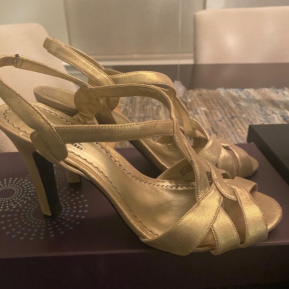 Gold dress high heels in excellent condition. - Picture 2 of 7